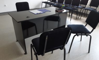 Të burgosurit në Mitrovicë kanë punuar njëqind karrige dhe tavolina