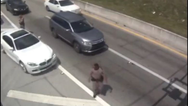 Shtyp me veturë policin amerikan dhe largohet nga vendi i ngjarjes, zyrtari policor shpëton mrekullisht (Video, +18)