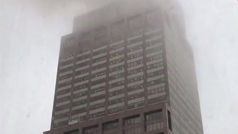 Humb jetën piloti i helikopterit që u përplas në kulmin e ndërtesës në New York (Video)