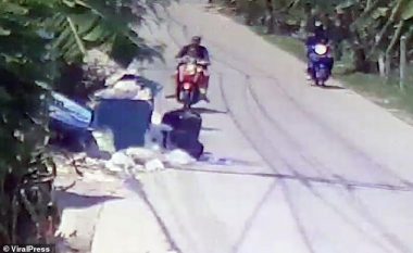 Lind foshnjën në apartament, disa minuta më vonë e braktis në kontejnerin e mbeturinave, kamerat e sigurisë filmojnë tajlandezen (Video)