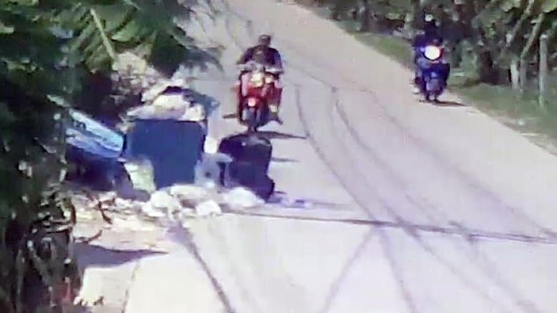 Lind foshnjën në apartament, disa minuta më vonë e braktis në kontejnerin e mbeturinave, kamerat e sigurisë filmojnë tajlandezen (Video)