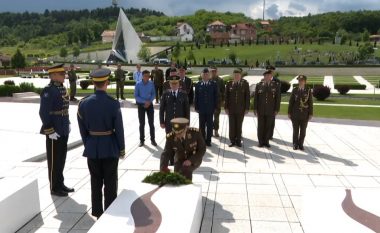 Gjenerali kroat Shundov viziton Kompleksin Memorial “Adem Jashari” (Video)