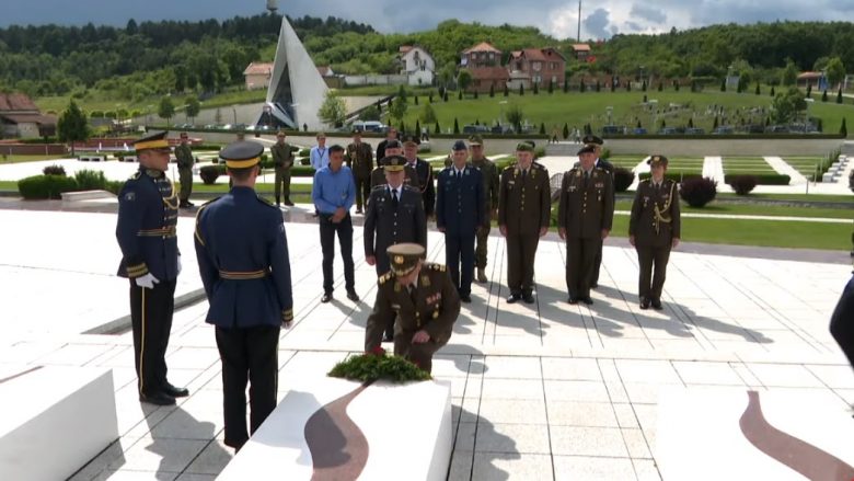 Gjenerali kroat Shundov viziton Kompleksin Memorial “Adem Jashari” (Video)
