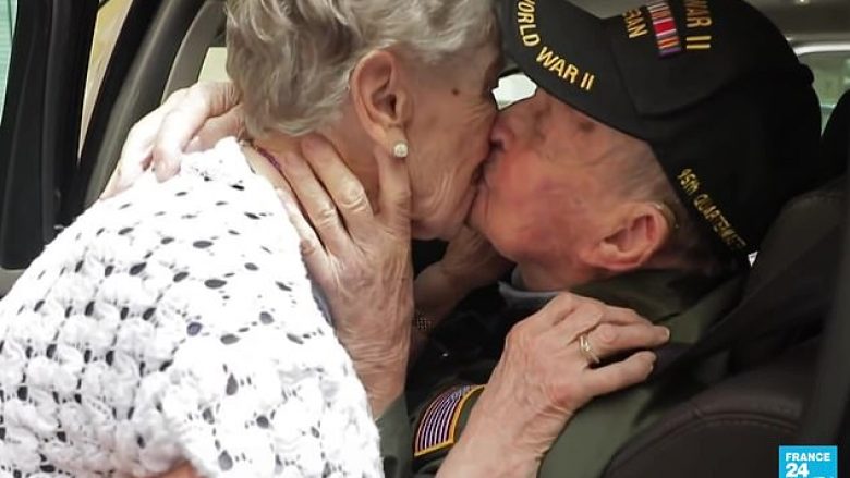 Pas 75 viteve, veterani amerikan ribashkohet me francezen në të cilën u dashurua gjatë Luftës së Dytë Botërore (Foto/Video)