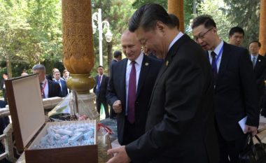 Presidenti kinez feston 66-vjetorin, Putin e befason me akullore