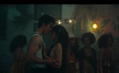 Shawn Mendes dhe Camila Cabello vijnë në skena të 'nxehta' në klipin e ri