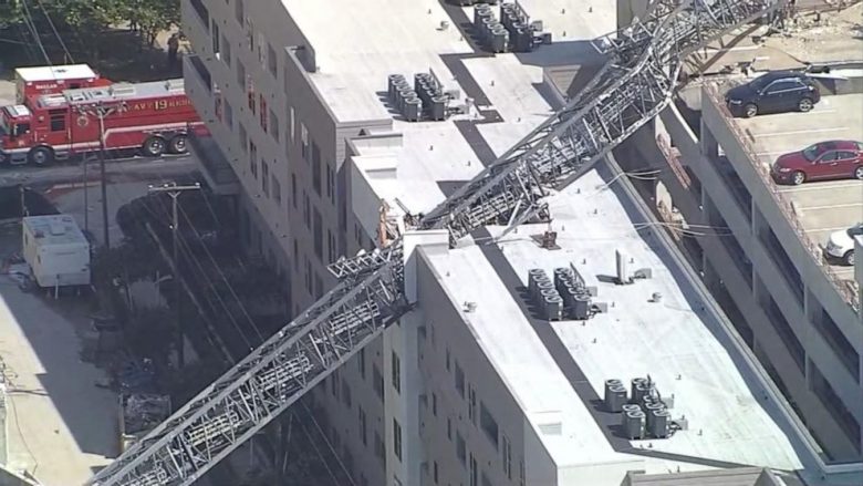 Një i vdekur, disa të lënduar – momenti i rrëzimit të vinçit mbi një kompleks apartamentesh në Dallas (Video)