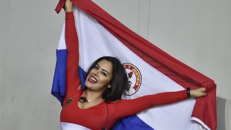 Tifozja e famshme, Larissa Riquelme kthehet pas nëntë vjetëve në shkallët e stadiumeve