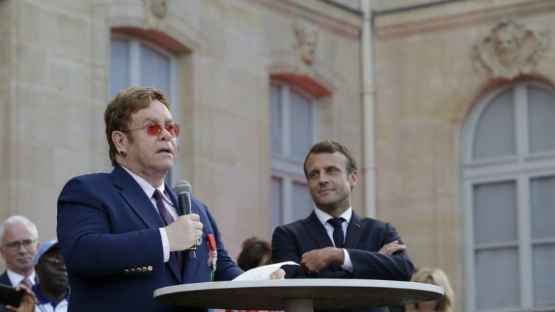 Elton John nderohet me çmimin më të lartë francez
