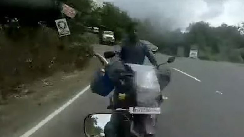 Lëviz në kahje të kundërt me motoçikletë, përplaset drejtpërdrejt me një motoçiklist tjetër – të shpëtojnë (Video, +18)