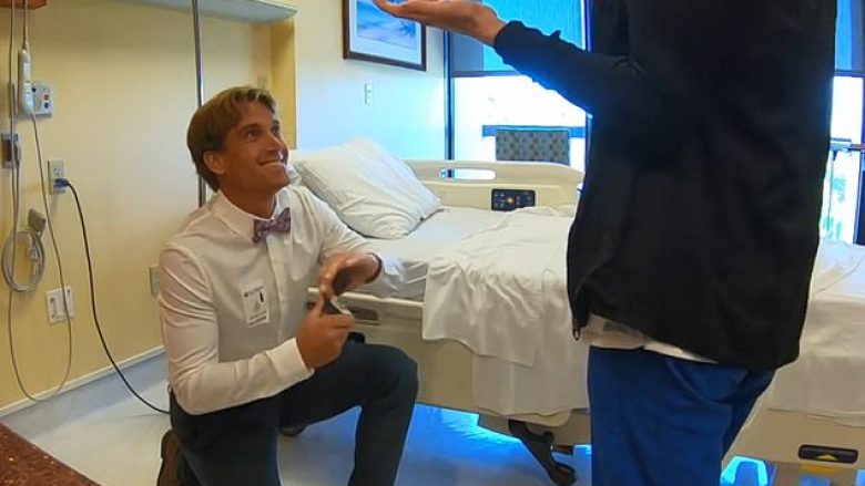 I propozon martesë partneres në dhomën e spitalit, aty ishin njohur vite më parë kur ai u lëndua nga hedhja me parashutë (Video)