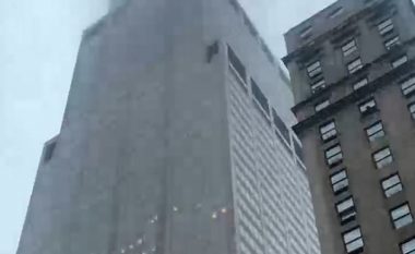 Helikopteri përplaset në një ndërtesë në New York, deshi të zbret në kulm (Video)