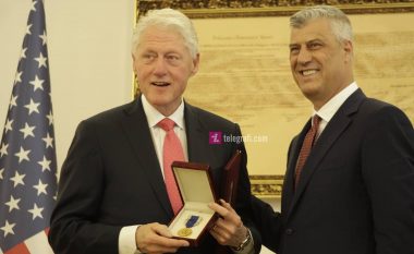 ​Clinton për Thaçin: Ishte i ri dhe i mirë me armë (Video)