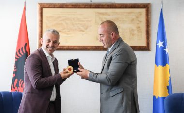 Kryeministri Haradinaj nderoi humanistin Halil Kastrati me dekoratën e Kryeheroit Gjergj Kastrioti -Skënderbeu