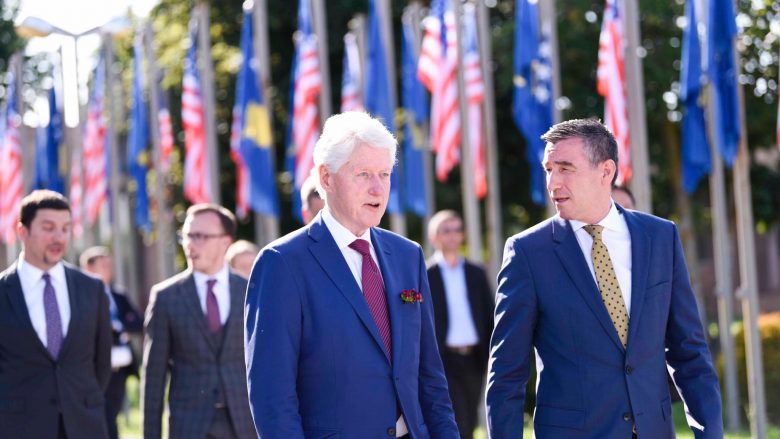 Kryeparlamentari Veseli përcjell ish-presidentin Clinton në Aeroportin e Prishtinës