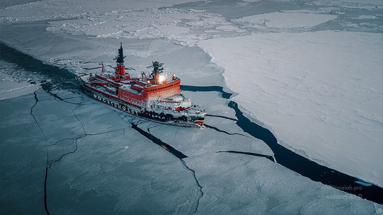I ka 75 mijë kuaj-fuqi, njihuni me anijen akullthyese që shëtitet nëpër Antarktik (Video)