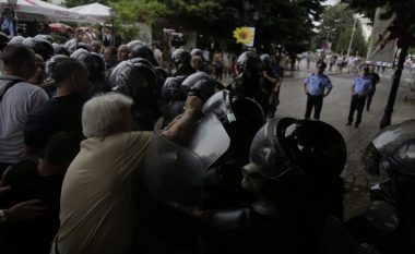 Protesta e opozitës në Shkodër: Gaz lotsjellës, gurë dhe përplasje e protestuesve me policinë (Foto)