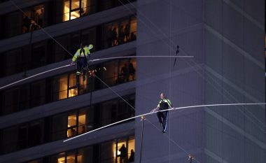 Akrobacione nëpër një kabllo ndërmjet dy ndërtesave 25-katëshe, motër e vëlla kanë lënë gojëhapur mijëra spektatorë në New York (Video)