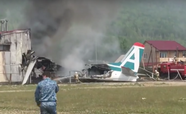 Po tentonte një ulje emergjente, aeroplani rrëshqet dhe përplaset për një ndërtesë – dy të vdekur në Rusi (Video)