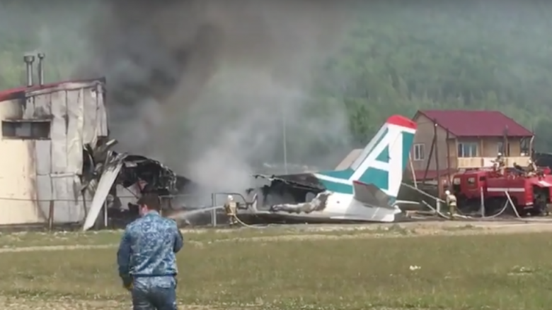 Po tentonte një ulje emergjente, aeroplani rrëshqet dhe përplaset për një ndërtesë – dy të vdekur në Rusi (Video)