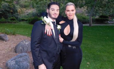 Khloe Kardashian bëhet partnerja e fansit në mbrëmjen e tij të maturës