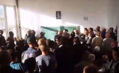 Përleshje me grushta në LDK-në e Ferizajt (Video)