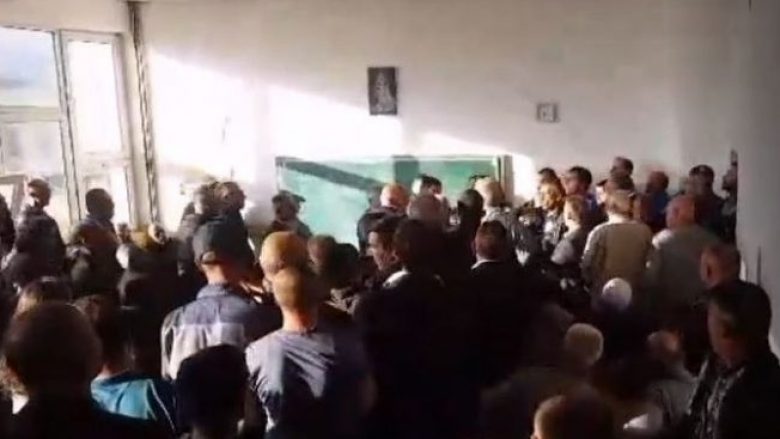 Përleshje me grushta në LDK-në e Ferizajt (Video)