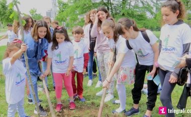 Al Trade Center mbjell fidanë në kampusin universitar të Prishtinës, për 1 Qershor (Video)