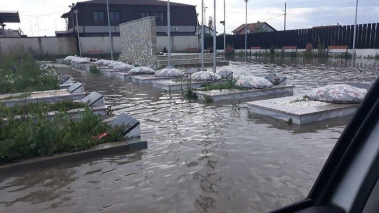 Reshjet e shiut mbulojnë varrezat në Fushë Kosovë (Foto)