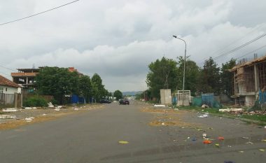 Rruga e tregut në Fushë Kosovë, shëmtohet nga mbeturinat (Foto)