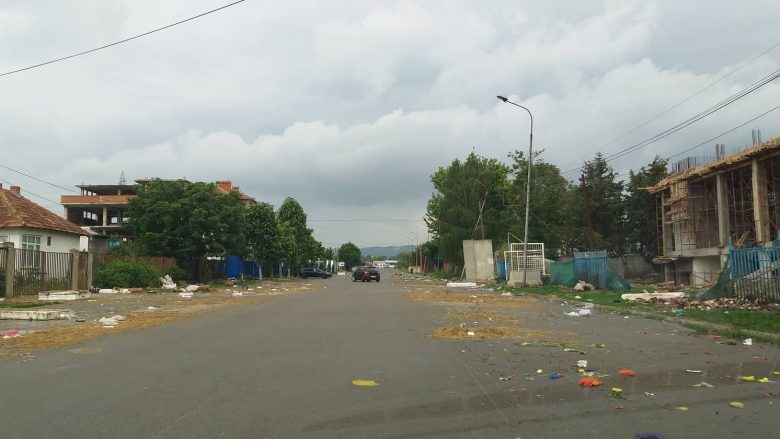 Rruga e tregut në Fushë Kosovë, shëmtohet nga mbeturinat (Foto)