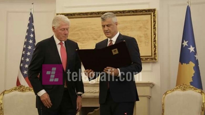 Thaçi dekoron ish-presidentin Clinton me medaljen “Urdhri i Lirisë”: Ju jeni heroi ynë!