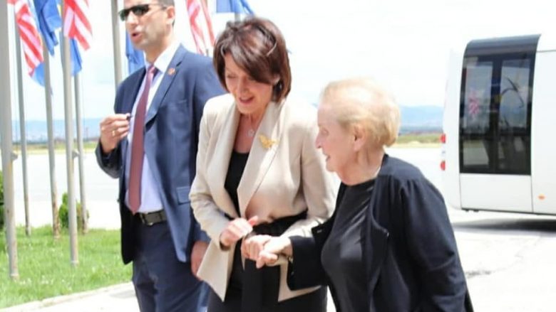 Arrin në Kosovë Madeline Albright, pritet nga ish presidentja Jahjaga