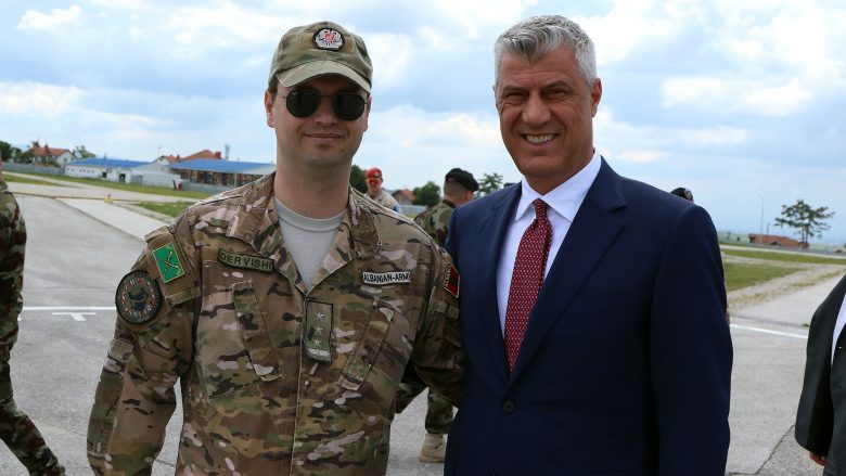 Thaçi me ushtarët e KFOR-it festojnë 20 vjetorin e hyrjes së tyre në Kosovë