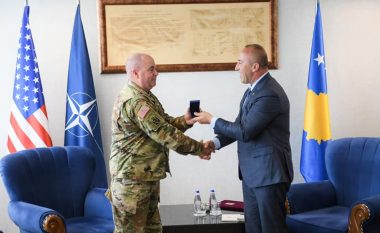 Haradinaj falënderon gjeneralin Boyd për kontributin e tij, i dhuron hartën e Kosovës