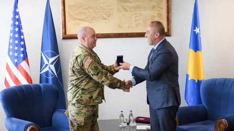 Haradinaj falënderon gjeneralin Boyd për kontributin e tij, i dhuron hartën e Kosovës