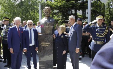 Përurohet busti i Madeleine Albright: Jam shumë e nderuar, ky vend do të thotë shumë për mua