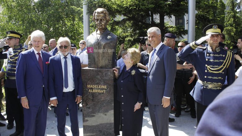 Përurohet busti i Madeleine Albright: Jam shumë e nderuar, ky vend do të thotë shumë për mua