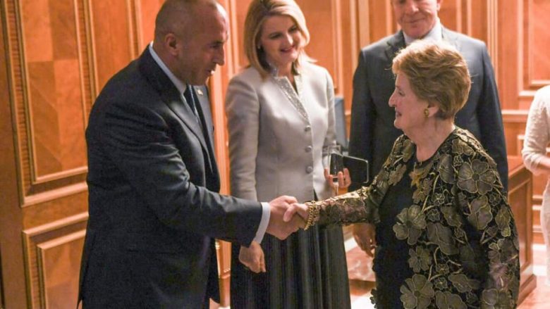 Haradinaj i uron mirëseardhje Madeleine Albright