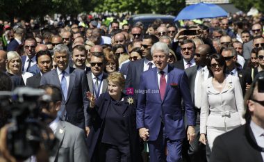 Me lule, duartrokitje e ovacione mijëra qytetarë mirëpritën Bill Clinton në Prishtinë (Video)