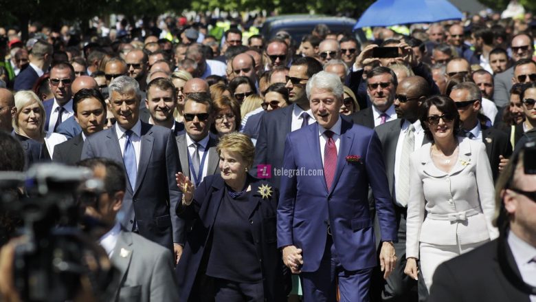 Me lule, duartrokitje e ovacione mijëra qytetarë mirëpritën Bill Clinton në Prishtinë (Video)
