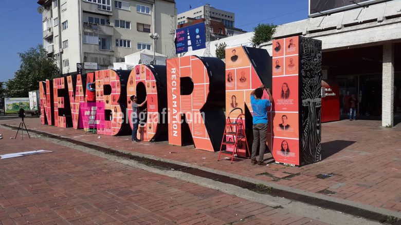 I ndryshohet pamja NewBorn-it, mbulohet me portretet e 99 grave të suksesshme të Kosovës (Video/Foto)