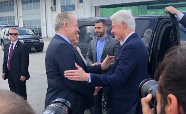 Bill Clinton arrin në Kosovë (Foto)