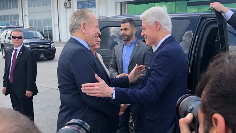 Bill Clinton arrin në Kosovë (Foto)