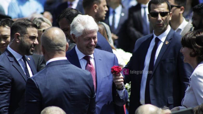 20 vjetori i hyrjes së NATO-s dhe vizita e Clinton në Kosovë, top lajm edhe në mediat ndërkombëtare (Foto)