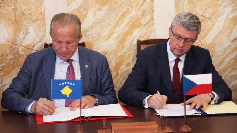 Pacolli nënshkruan marrveshje bashkëpunimi në fushën e ekonomisë me zëvendëskryeministrin e Çekisë