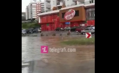Rrethrrotullimi në Bregun e Diellit vërshohet nga uji (Video)