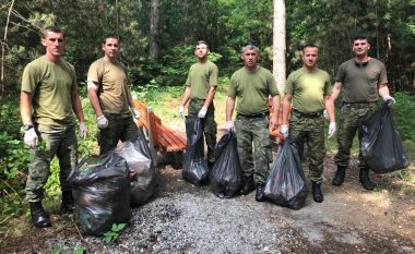 Ushtarët e Kosovës pastrojnë Parkun e Pishave në Sllatinë