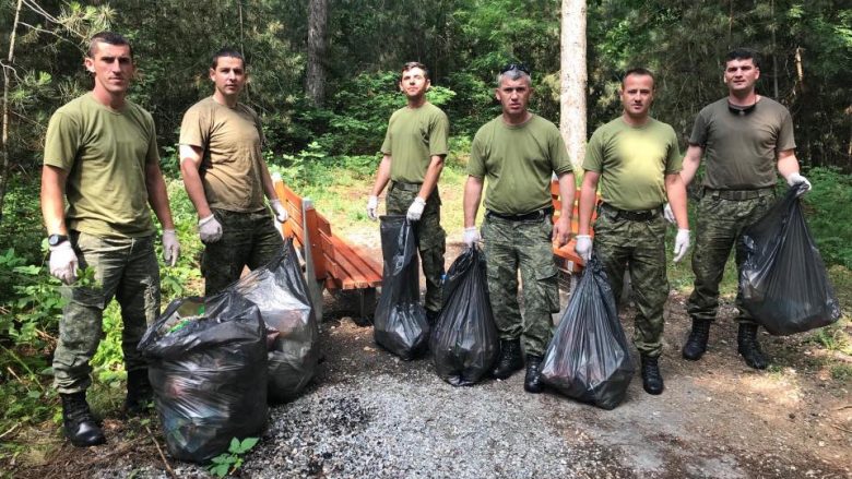 Ushtarët e Kosovës pastrojnë Parkun e Pishave në Sllatinë