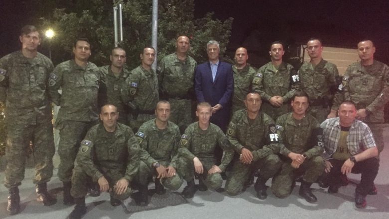 Thaçi takon disa pjesëtarë të FSK-së: Ushtarët e Kosovës, edhe sonte janë në shërbim të atdheut
